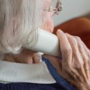 МТС забыли о пенсионерах: 80-летняя бабушка не может дозвониться до оператора