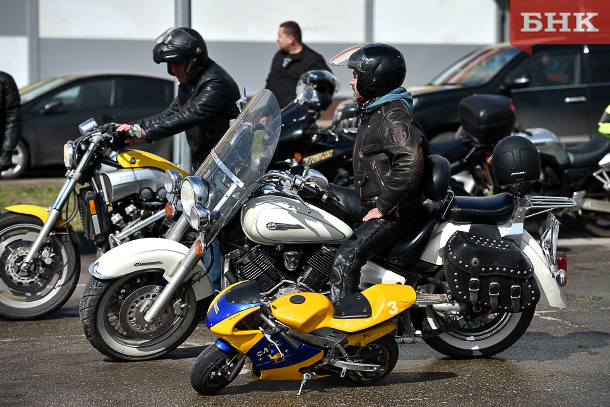 Мотоциклисты в Сыктывкаре «нарезали восьмерки» и «катили бочку»